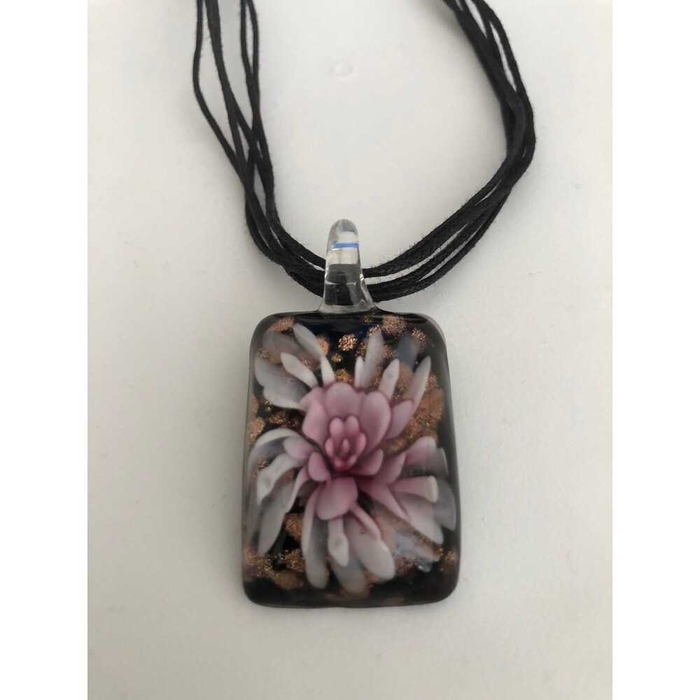 Flower pendant necklace